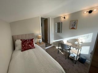 Luxury 4-Bedroom Haven Garden Parking - South Norwood - 3