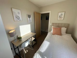 Luxury 4-Bedroom Haven Garden Parking - 1