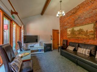 Squirrel Barn - Family Getaway Pass the Keys - Milwich - 6