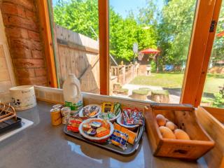Squirrel Barn - Family Getaway Pass the Keys - Milwich - 4