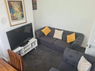 L & J ESCAPES-4 BEDROOMs SUITABLE FOR CONTRACTORS AND FAMILIES- LARGE PRIVATE PARKING-10 MINUTES TO M6 JUNCTION 9 - 6