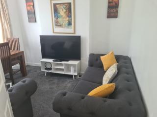 L & J ESCAPES-4 BEDROOMs SUITABLE FOR CONTRACTORS AND FAMILIES- LARGE PRIVATE PARKING-10 MINUTES TO M6 JUNCTION 9 - 7