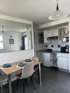 Juan Les Pins 2BR Sunny Top Floor 50m Beach Central - Antibes - 4