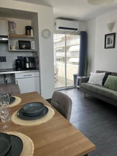 Juan Les Pins 2BR Sunny Top Floor 50m Beach Central - Antibes - 2
