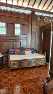Peaceful Villa with Spacious Lush Garden - Jakarta - 3