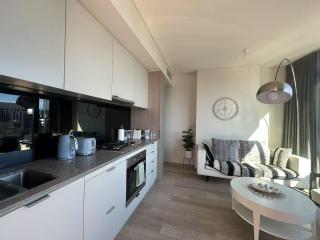 Stylish 1BR suite with City-view & Balcony - Sydney - 1
