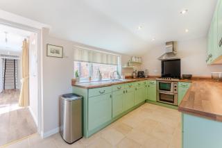 Charming 2 Bed Property - Upton - 0