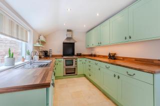 Charming 2 Bed Property - Upton - 4