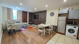 Charming Newly Renovated 2 Bed with free parking - Galway - 1