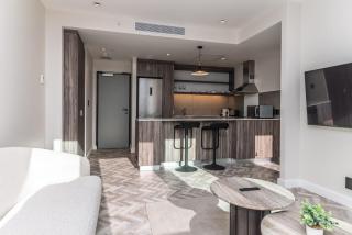 Modern City Unit with Aircon, CoWorkspace, Secure Building - 3