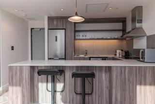 Modern City Unit with Aircon, CoWorkspace, Secure Building - 2