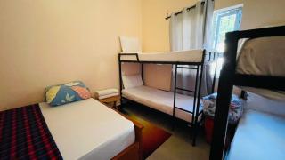 Safari Roots Hostel - - 8