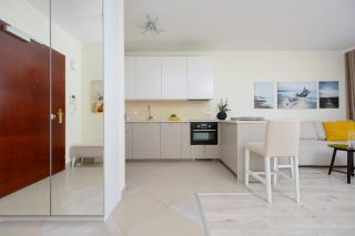 Bright Apartment with Parking In the Center of Warsaw by Noclegi Renters - Warsaw - 2