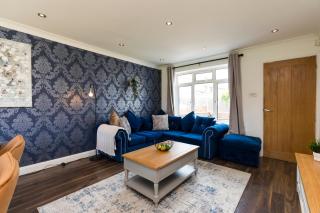 Hazel House Spacious 3BR Home Parking WiFi Contractor Friendly - Ifield - 8