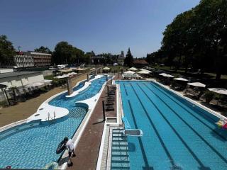 Holiday Beach Budapest Wellness Hotel with Sauna Park - Budapest - 4