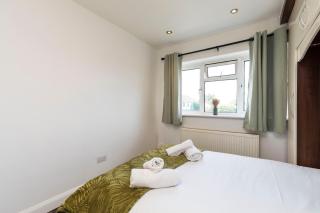 Hazel House Spacious 3BR Home Parking WiFi Contractor Friendly - Ifield - 3