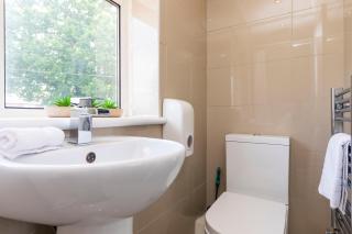 Hazel House Spacious 3BR Home Parking WiFi Contractor Friendly - Ifield - 4