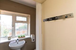 Hazel House Spacious 3BR Home Parking WiFi Contractor Friendly - Ifield - 5
