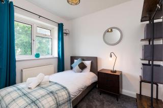 Hazel House Spacious 3BR Home Parking WiFi Contractor Friendly - Ifield - 1