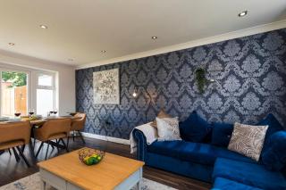 Hazel House Spacious 3BR Home Parking WiFi Contractor Friendly - Ifield - 0