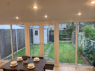 Stylish 3BR Retreat Family & Business Parking - Caversham - 9