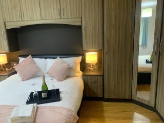 Stylish 3BR Retreat Family & Business Parking - Caversham - 3