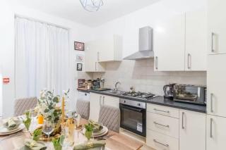 Charming London Flat Near Wembley Parks & Garden - 4