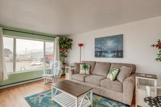 Quaint Rockaway Beach Gem Walk to Shore! - Rockaway Beach - 0