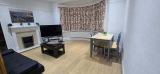 2 Bedroom Flat with Garden - Pinner - 8