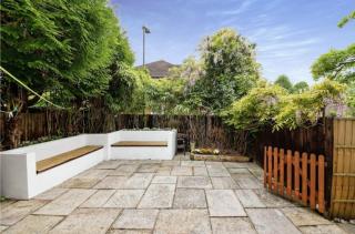 2 Bedroom Flat with Garden - Pinner - 9