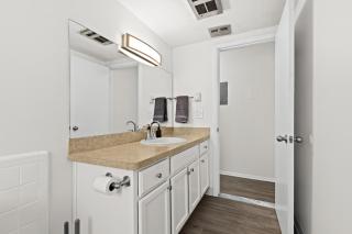 Charming & Spacious 1BR Upper Flat in Royal Oak - Royal Oak - 7