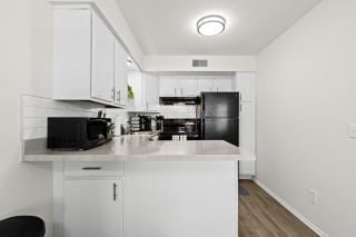 Charming & Spacious 1BR Upper Flat in Royal Oak - Royal Oak - 4