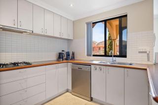 Pyramids Hideaway with Pool - Walk to Beach and The Cut Golf Course - Dawesville - 1