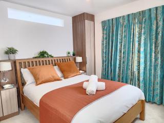 3Bedroom Modern house, Free Parkings, WiFi, Spacious, Near JR hospital and centre - Oxford - 0