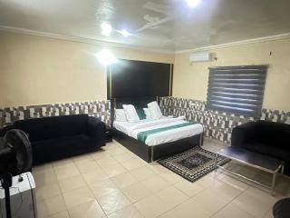 Daniel's Hotel & Apartment - Mama - 0