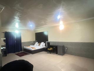 Daniel's Hotel & Apartment - Mama - 2
