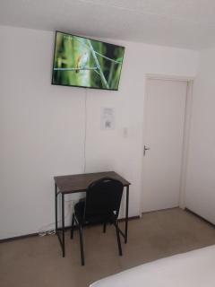 Modern Comfort in Sandton - Johannesburg - 6