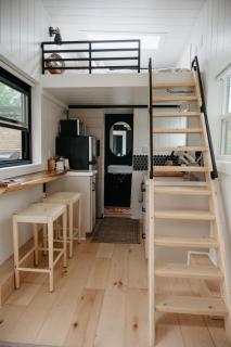 The Loft - Stargazing Tiny Home with Firepit, Wood Fired Pizza Oven & Movie Projector - Deseronto - 4