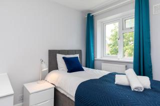 West Green House Spacious 3BR Parking Next to Crawley Hospital - Ifield - 7