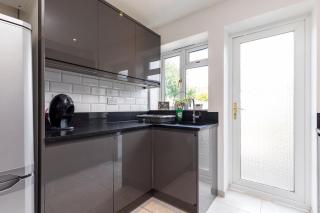 West Green House Spacious 3BR Parking Next to Crawley Hospital - Ifield - 6