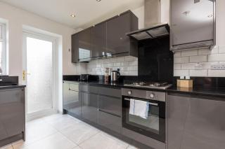 West Green House Spacious 3BR Parking Next to Crawley Hospital - Ifield - 5