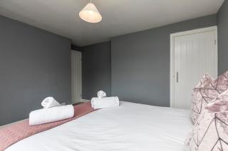 West Green House Spacious 3BR Parking Next to Crawley Hospital - Ifield - 3