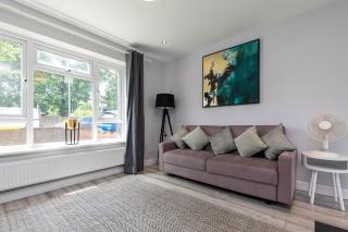 West Green House Spacious 3BR Parking Next to Crawley Hospital - Ifield - 2