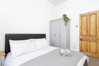 Alt-Stay Calder Canal Wakefield - Semi-rural, near M1 J41 and Wakefield Centre - Parking & Wi-Fi - Contractors, Pets & Long Stays Welcome - Wakefield - 2