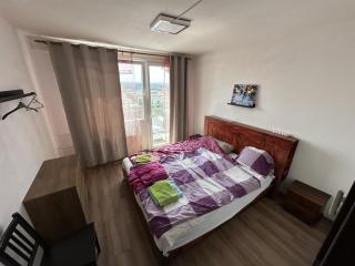 Private rooms, stunning city views, top-floor with balcony, bathtub, Internet, coffee - Praga - 0