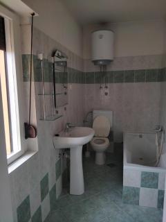 Apartment Tome - room with bathroom and separate kitchen - Nin - 2