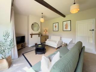 Farmhouse Feels & Peak Views - - 7