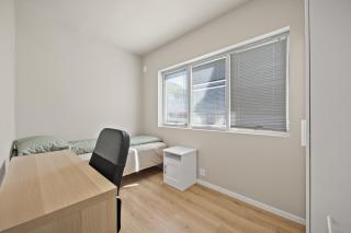 Stylish 4BR with parking - 3