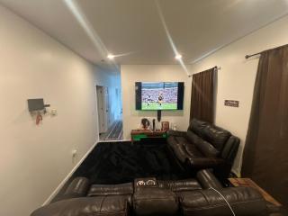 Newly renovated furnished home - Newark - 4
