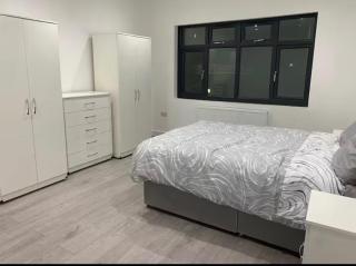 2-Bed Sunny London Apartment - Sleeps 4 & Parking - Hendon - 9